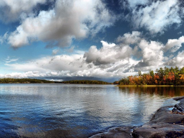 Обои небо, деревья, вода, река, камни, осень, природа. пейзаж, the sky, trees, water, river, stones, autumn разрешение 2560x1600 Загрузить