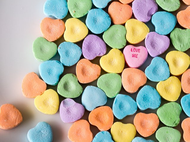 Обои конфеты, любовь, сердца, love me, desperate hearts, candy hearts, candy, love, heart разрешение 2048x1365 Загрузить