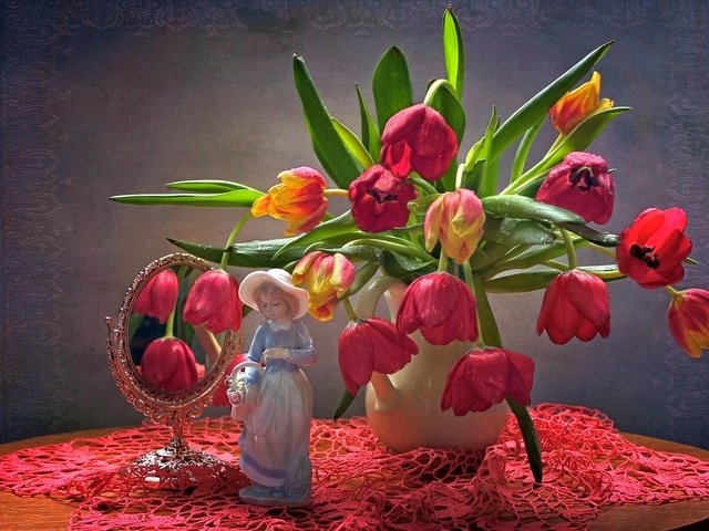 Обои отражение, статуэтка, зеркало, девочка, букет, тюльпаны, reflection, figurine, mirror, girl, bouquet, tulips разрешение 1920x1301 Загрузить