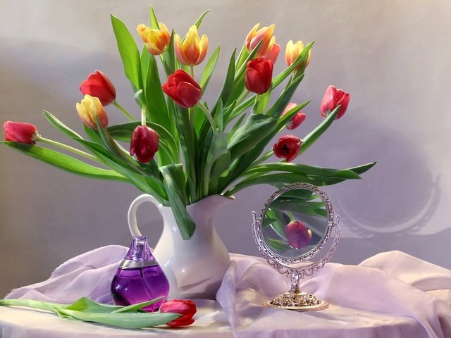 Обои зеркало, букет, тюльпаны, духи, mirror, bouquet, tulips, perfume разрешение 1920x1350 Загрузить