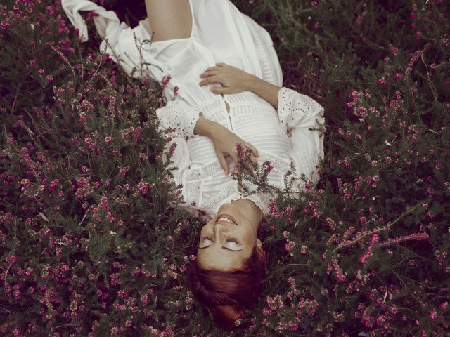 Обои цветы, трава, девушка, улыбка, лежит, волосы, лицо, flowers, grass, girl, smile, lies, hair, face разрешение 2048x1365 Загрузить