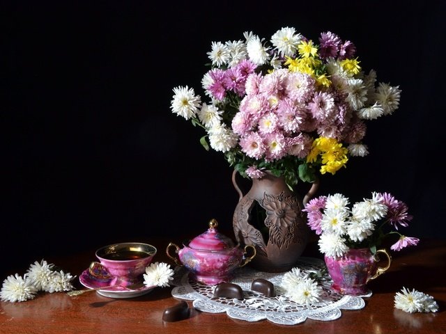 Обои конфеты, чай, хризантемы, натюрморт, candy, tea, chrysanthemum, still life разрешение 2400x1600 Загрузить