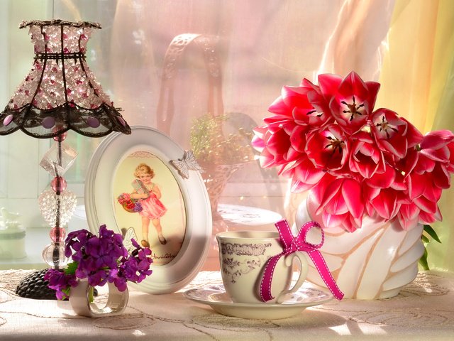 Обои цветы, абажур, лампа, девочка, букет, тюльпаны, чашка, рамка, бантик, flowers, lampshade, lamp, girl, bouquet, tulips, cup, frame, bow разрешение 2400x1590 Загрузить