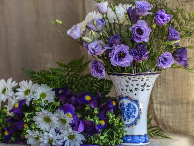 Обои фиолетовый, ткань, букет, ваза, папоротник, хризантемы, ирисы, эустома, purple, fabric, bouquet, vase, fern, chrysanthemum, irises, eustoma разрешение 1920x1191 Загрузить