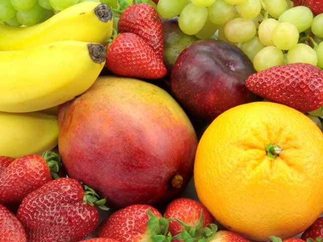 Обои виноград, fruits, еда, фрукты, клубника, витамины, ягоды, апельсин, бананы, grapes, food, fruit, strawberry, vitamins, berries, orange, bananas разрешение 2560x1600 Загрузить