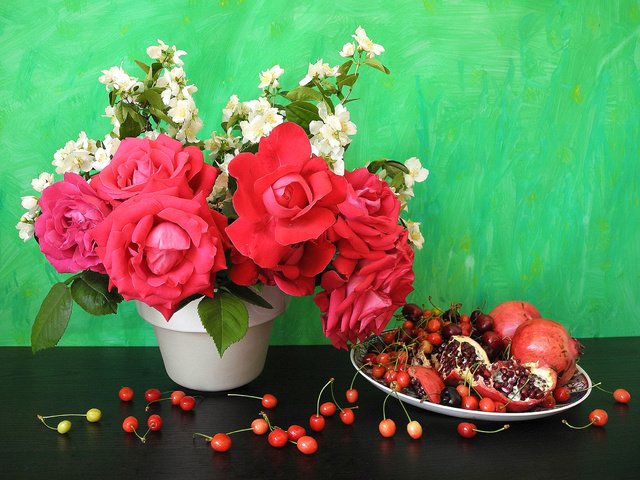 Обои розы, роза, вишня, натюрморт, гранат,  цветы, вишенка, roses, rose, cherry, still life, garnet, flowers разрешение 2300x1667 Загрузить