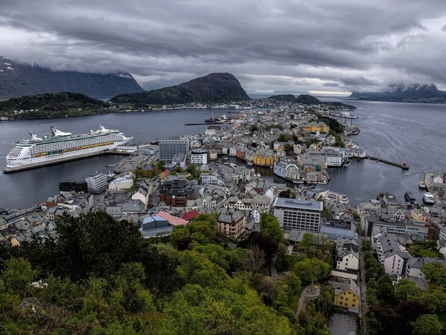 Обои панорама, aalesund, дома, hjørundfjorden, geirangerfjord, здания, олесунн, хьюронд-фьорд, норвегия, лайнер, круиз, фьорды, норвегии, гейрангер-фьорд, ålesund, panorama, home, building, jurong fjord, norway, liner, cruise, fjords разрешение 2048x1373 Загрузить