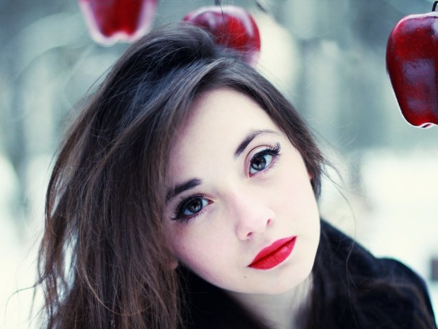 Обои девушка, красная, яблоки, взгляд, макияж, помада, girl, red, apples, look, makeup, lipstick разрешение 2880x1920 Загрузить