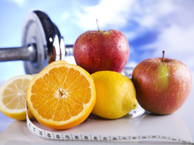 Обои фрукты, яблоки, гантели, здоровое питание, fruit, apples, dumbbells, healthy eating разрешение 2508x1672 Загрузить