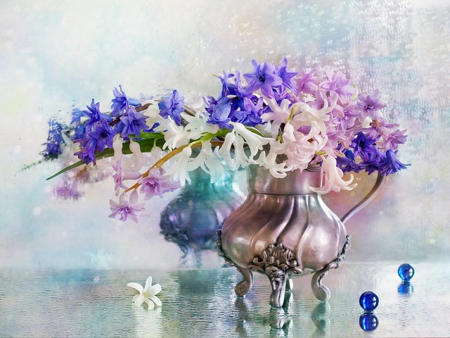 Обои цветы, вода, капли, шарики, ваза, гиацинты, flowers, water, drops, balls, vase, hyacinths разрешение 2048x1423 Загрузить