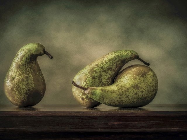 Обои фрукты, натюрморт, груши, трио, сюжет, любовный треугольник, fruit, still life, pear, trio, the plot, love triangle разрешение 2880x1619 Загрузить