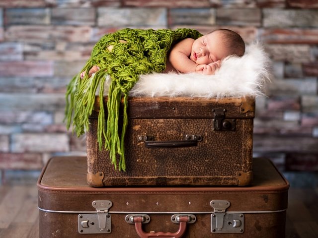 Обои спит, ребенок, малыш, младенец, чемодан, sleeping, child, baby, suitcase разрешение 2880x1889 Загрузить