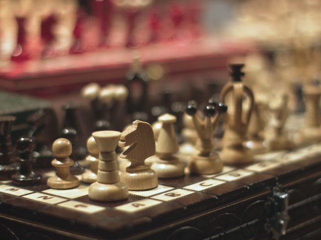 Обои фон, шахматы, доска, фигуры, игра, шахматная доска, background, chess, board, figure, the game, chess board разрешение 2048x1199 Загрузить