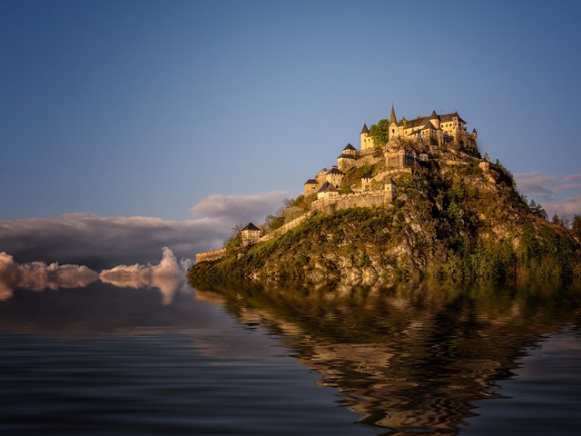 Обои вода, отражение, скала, замок, австрия, фотошоп, замок гохостервитц, каринтия, water, reflection, rock, castle, austria, photoshop, hochosterwitz castle, carinthia разрешение 2048x1365 Загрузить