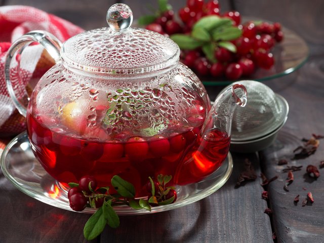 Обои напиток, ягоды, чай, заварник, брусника, drink, berries, tea, teapot, cranberries разрешение 2048x1367 Загрузить