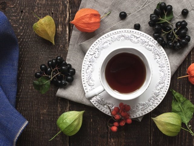 Обои напиток, ягоды, чашка, чай, физалис, рябина, арония, drink, berries, cup, tea, physalis, rowan, aronia разрешение 2048x1365 Загрузить