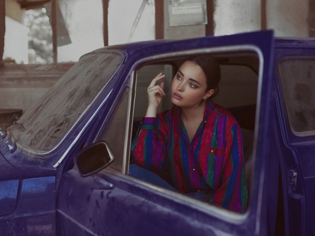 Обои девушка, лицо, автомобиль, рубашка, girl, face, car, shirt разрешение 2048x1365 Загрузить