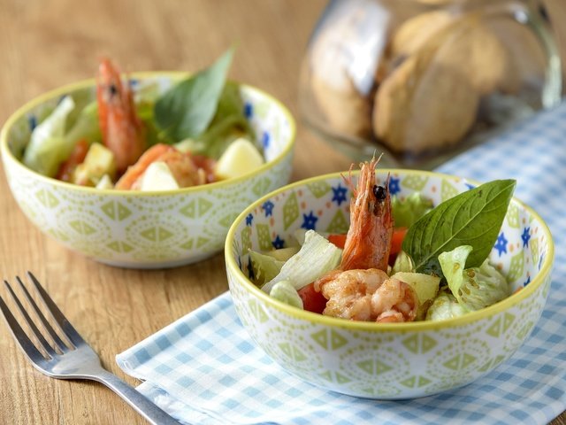 Обои овощи, салат, морепродукты, креветки, vegetables, salad, seafood, shrimp разрешение 2048x1367 Загрузить