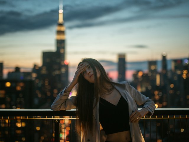 Обои девушка, фон, город, волосы, лицо, girl, background, the city, hair, face разрешение 2048x1365 Загрузить