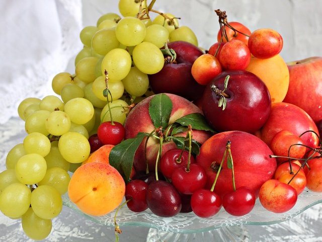 Обои виноград, фрукты, черешня, абрикос, нектарин, grapes, fruit, cherry, apricot, nectarine разрешение 2400x1668 Загрузить