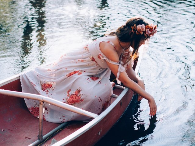 Обои вода, девушка, настроение, платье, поза, лодка, профиль, венок, water, girl, mood, dress, pose, boat, profile, wreath разрешение 2880x1920 Загрузить