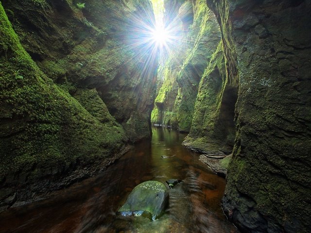 Обои вода, проход, скалы, finnich gorge, craighat, камни, узкий, зелень, лучи солнца, ущелье, мох, шотландия, water, pass, rocks, narrow, stones, greens, the rays of the sun, gorge, moss, scotland разрешение 2880x1920 Загрузить