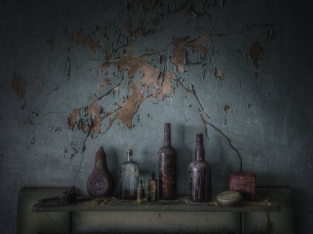 Обои фон, стена, бутылки, background, wall, bottle разрешение 2048x1365 Загрузить