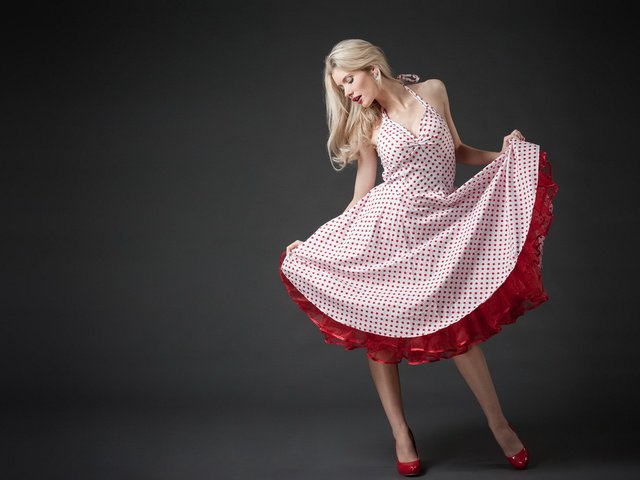 Обои девушка, фон, платье, поза, блондинка, каблуки, girl, background, dress, pose, blonde, heels разрешение 1920x1274 Загрузить