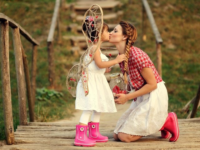 Обои мост, девочка, любовь, ребенок, мама, поцелуй, bridge, girl, love, child, mom, kiss разрешение 2560x1695 Загрузить