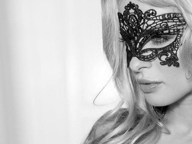 Обои маска, блондинка, красивая девушка, черно-белое фото, mask, blonde, beautiful girl, black and white photo разрешение 3000x1508 Загрузить