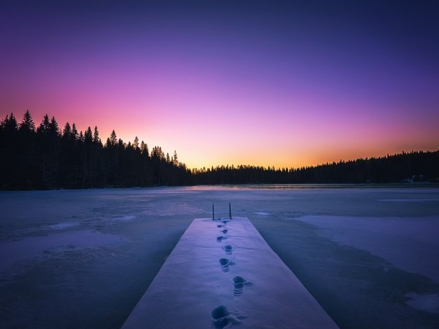 Обои небо, озеро, снег, закат, мост, следы, the sky, lake, snow, sunset, bridge, traces разрешение 2048x1334 Загрузить