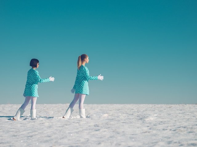 Обои снег, девушки, танец, snow, girls, dance разрешение 2500x1637 Загрузить