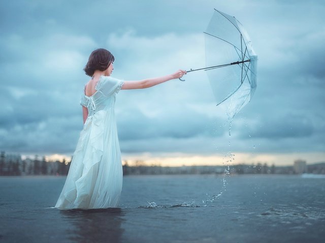 Обои вода, девушка, настроение, зонт, зонтик, азиатка, белое платье, water, girl, mood, umbrella, asian, white dress разрешение 2499x1667 Загрузить