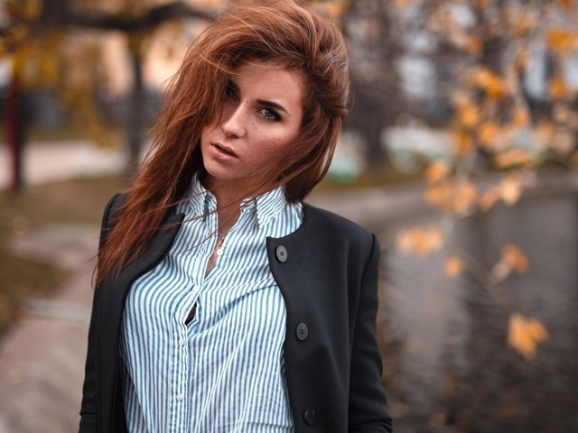 Обои девушка, взгляд, волосы, лицо, рубашка, веснушки, настя, girl, look, hair, face, shirt, freckles, nastya разрешение 2560x1440 Загрузить