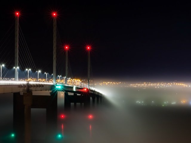 Обои огни, туман, мост, транспорт, шотландия, kessock, into the mist, кесок, lights, fog, bridge, transport, scotland, kasok разрешение 2560x1440 Загрузить