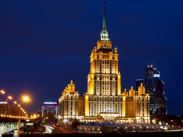 Обои ночь, город москва, radisson royal, фонари, москва, мост, улица, россия, отель, hotel, ноч, night, lights, moscow, bridge, street, russia, the hotel разрешение 3965x1765 Загрузить