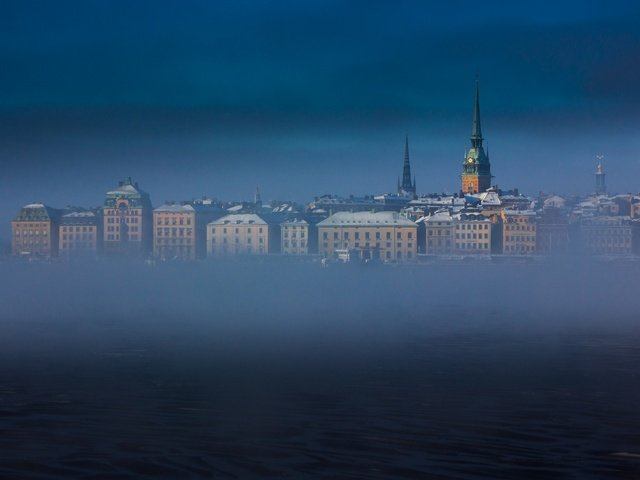 Обои небо, море, туман, башня, дома, швеция, стокгольм, the sky, sea, fog, tower, home, sweden, stockholm разрешение 2048x1235 Загрузить