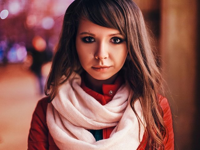 Обои девушка, портрет, взгляд, модель, волосы, лицо, родинка, шарф, girl, portrait, look, model, hair, face, mole, scarf разрешение 2560x1707 Загрузить