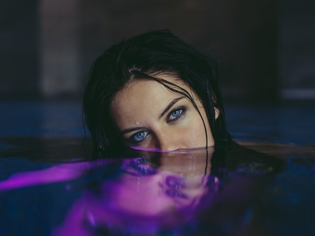 Обои вода, девушка, взгляд, волосы, голубые глаза, water, girl, look, hair, blue eyes разрешение 2048x1192 Загрузить