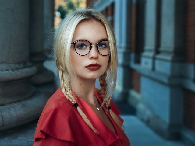 Обои девушка, взгляд, очки, лицо, красная помада, косички, girl, look, glasses, face, red lipstick, braids разрешение 3837x2871 Загрузить