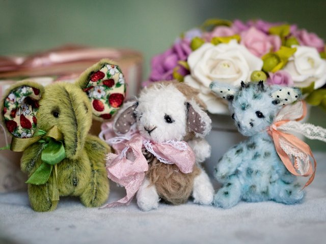 Обои цветы, игрушки, жираф, овечка, слоник, зверушки, милые, flowers, toys, giraffe, sheep, elephant, animals, cute разрешение 2100x1378 Загрузить