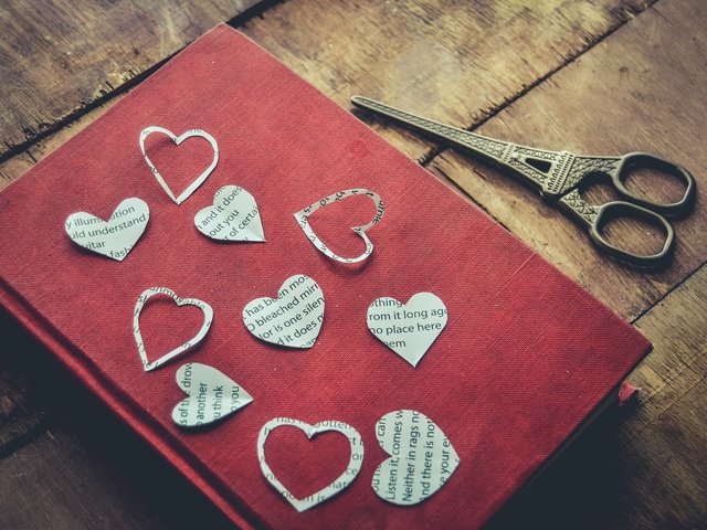 Обои сердце, книга, ножницы, heart, book, scissors разрешение 2048x1365 Загрузить