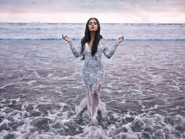 Обои стиль, девушка, настроение, море, платье, поза, bella kotak, alaxandra rutella, style, girl, mood, sea, dress, pose разрешение 2048x2048 Загрузить