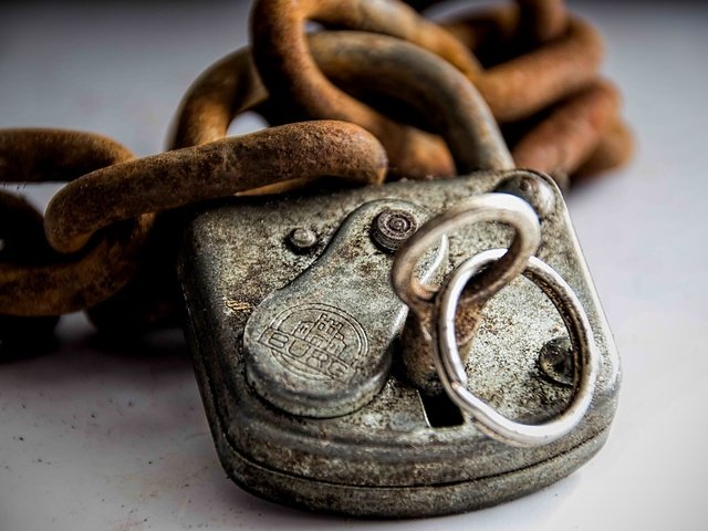 Обои металл, макро, замок, ключ, ржавчина, цепи, metal, macro, castle, key, rust, chain разрешение 2560x1707 Загрузить