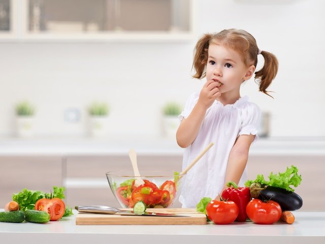 Обои дети, девочка, кухня, волосы, лицо, ребенок, овощи, салат, children, girl, kitchen, hair, face, child, vegetables, salad разрешение 3660x2848 Загрузить