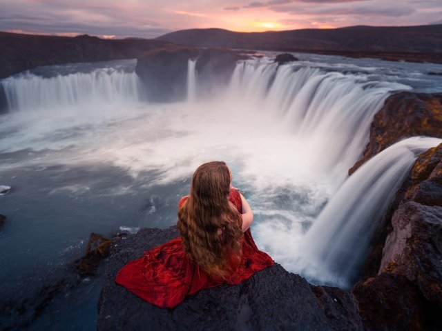 Обои скалы, камни, девушка, водопад, спина, волосы, в красном, lizzy gadd, rocks, stones, girl, waterfall, back, hair, in red разрешение 2000x1334 Загрузить