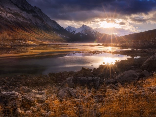 Обои облака, озеро, горы, утро, рассвет, канада, провинция альберта, clouds, lake, mountains, morning, dawn, canada, alberta разрешение 2048x1152 Загрузить