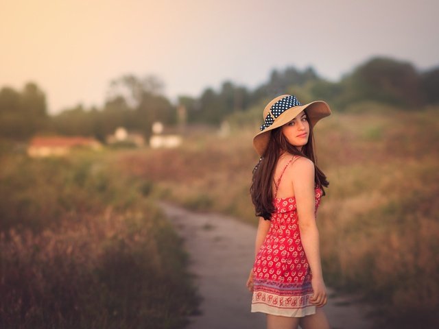 Обои природа, девушка, улыбка, взгляд, волосы, шляпка, going home, nature, girl, smile, look, hair, hat разрешение 2048x1256 Загрузить