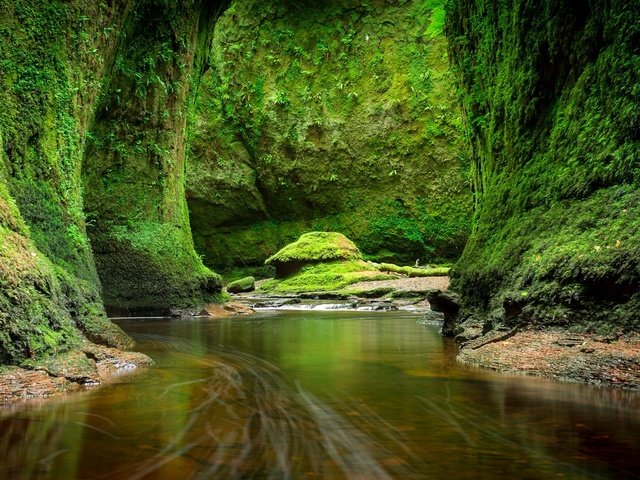 Обои река, скалы, камни, зелень, ручей, мох, шотландия, craighat, river, rocks, stones, greens, stream, moss, scotland разрешение 2490x1400 Загрузить