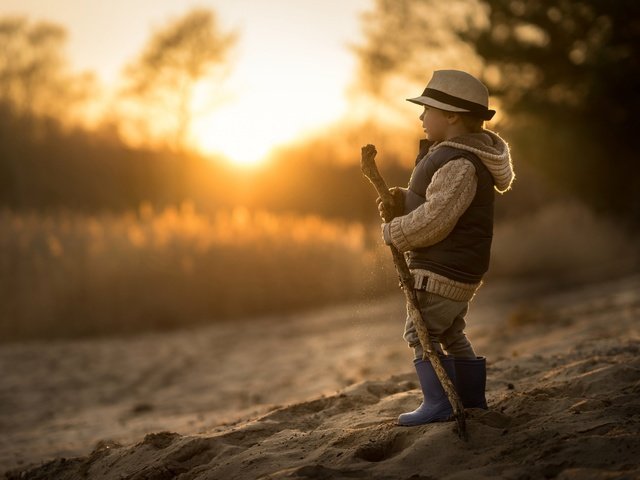 Обои свет, настроение, утро, дети, ребенок, мальчик, палка, шляпа, light, mood, morning, children, child, boy, stick, hat разрешение 2048x1365 Загрузить